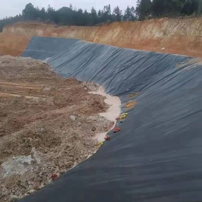 Industriedesignstil Glatte HDPE-Geomembran-Teichfolie für Deponienanwendungen