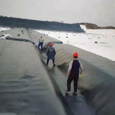 Geomembran aus HDPE im Stil des industriellen Designs in schwarzer Farbe für wasserdichten, künstlichen Seebehälter