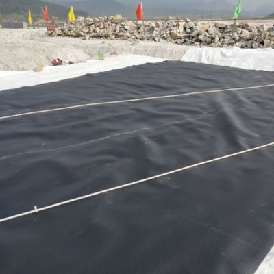50-200m Länge Langlebige Geomembran aus HDPE in schwarzer Farbe für Wasserspeicher und Fischbecken
