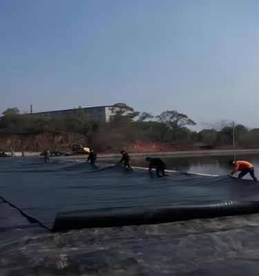 Vorgefertigte glatte Geomembran Texturgebundene Geomembran 2 mm für eine wasserdichte HDPE-Konstruktion